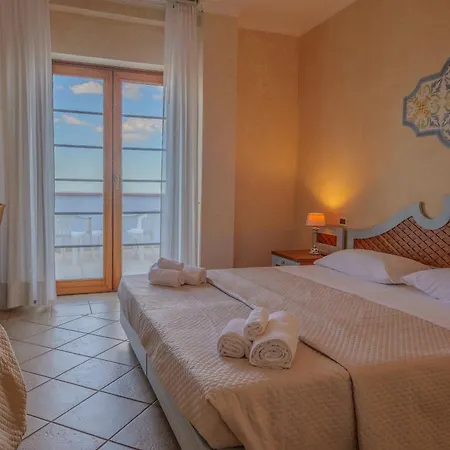 Club Residenza Del Golfo Hotel 4*